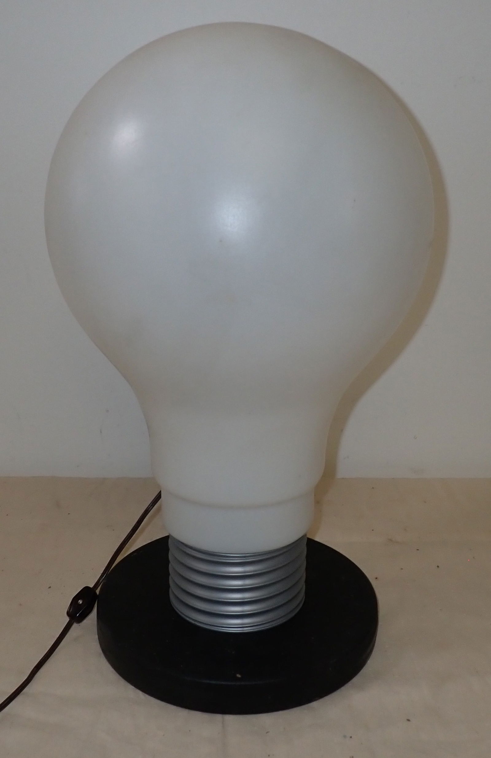 Oversized Pop Art Lightbulb Table Lamp (1 of 3)