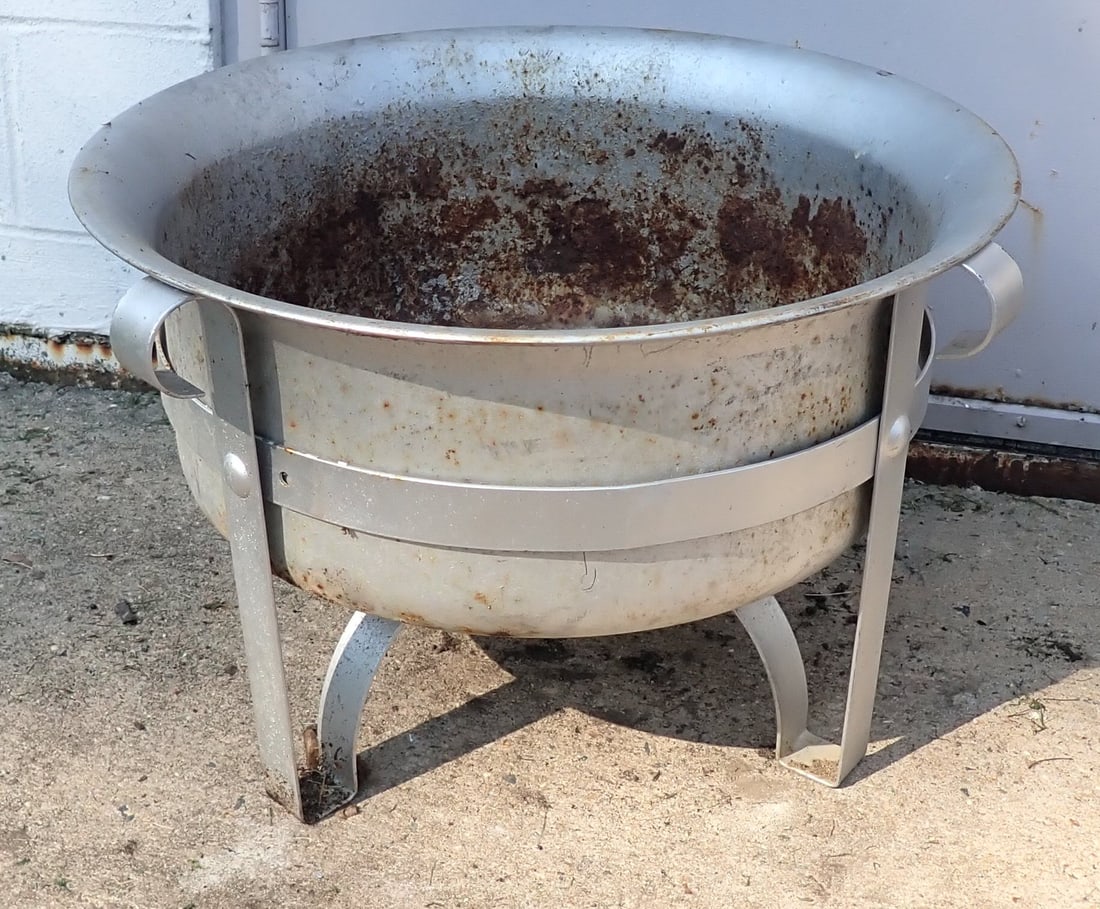 Light Iron Planter: Apprx 23 1/4" in diameter and 15 3/4" tall. No in house shipping !