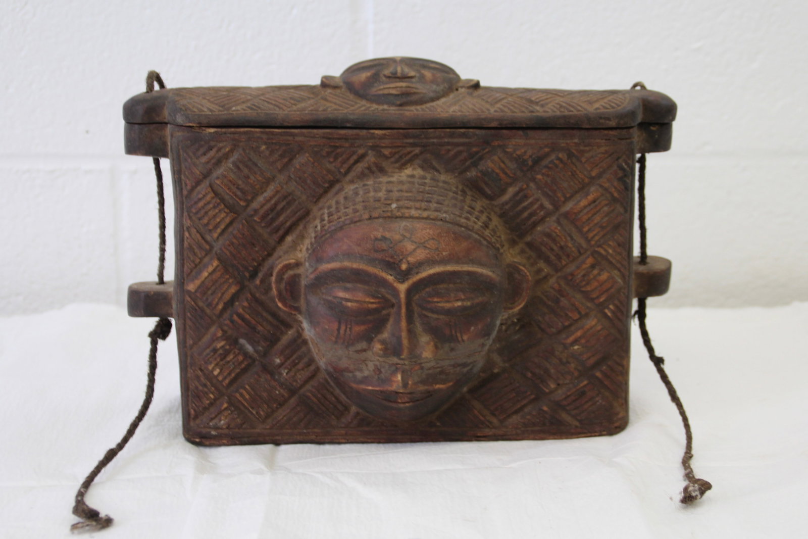 African Congo Kuba Tukla Wood Carved Box: Apprx 5" x 13" x 9 1/4" tall. Shipping available