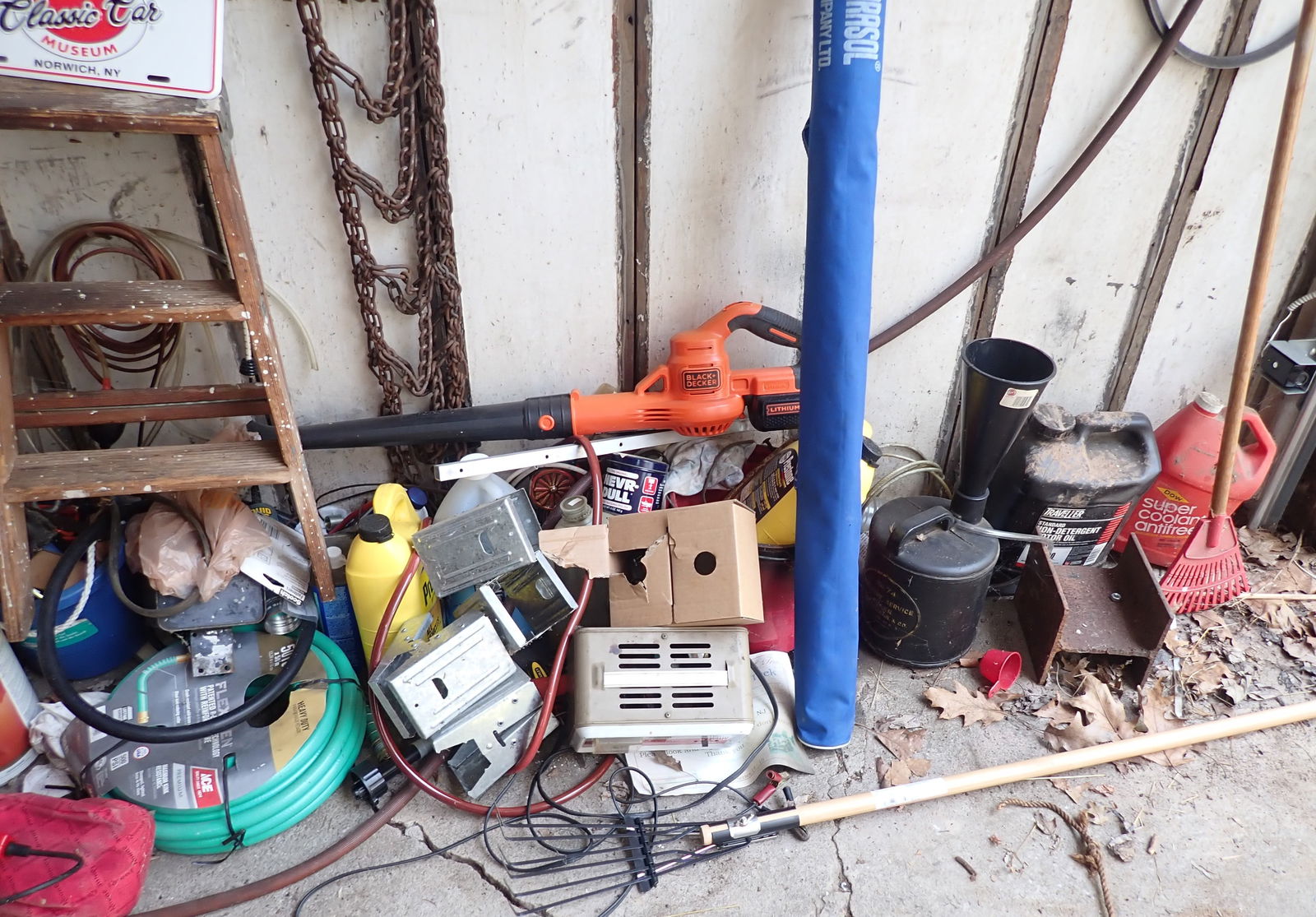 Black & Decker Blower & Misc (1 of 8)