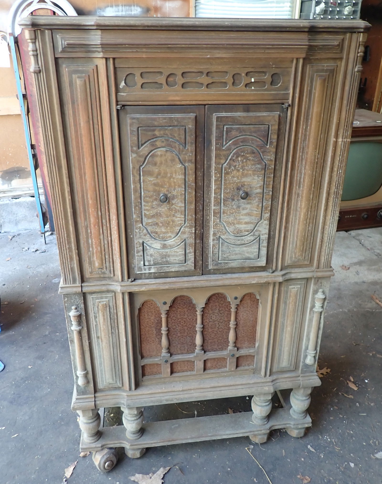 RCA Victor RE-81 Floor Model Radio & Turntable (1 of 6)