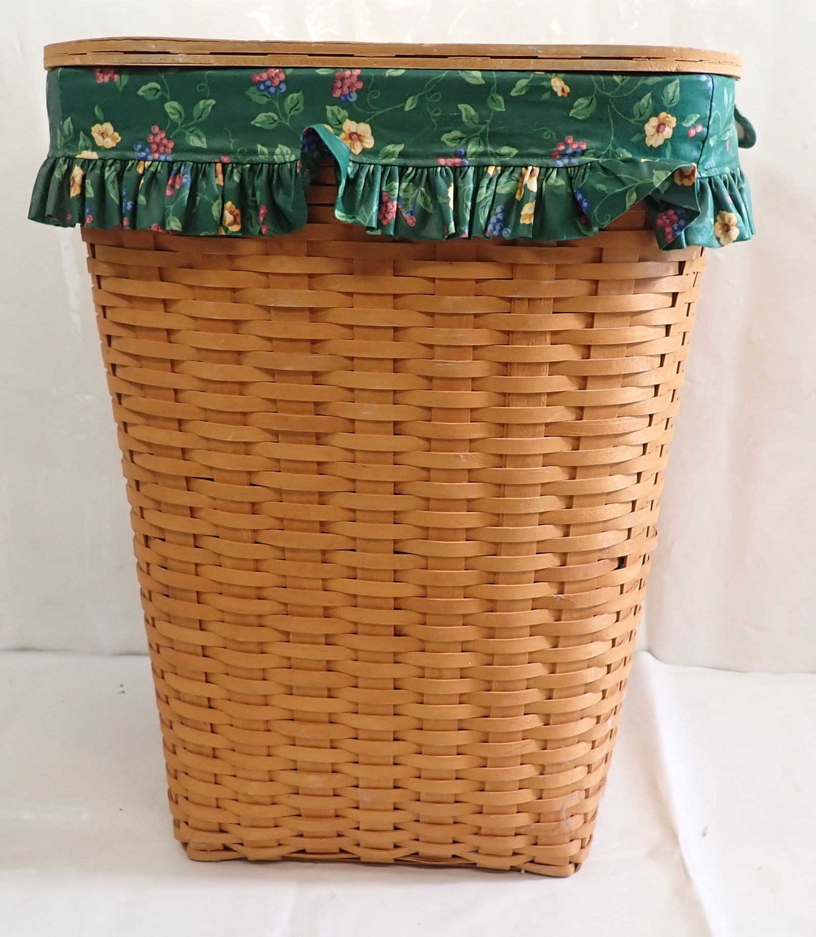 1999 Longaberger Hamper Basket w/ Protector & Liner (1 of 5)