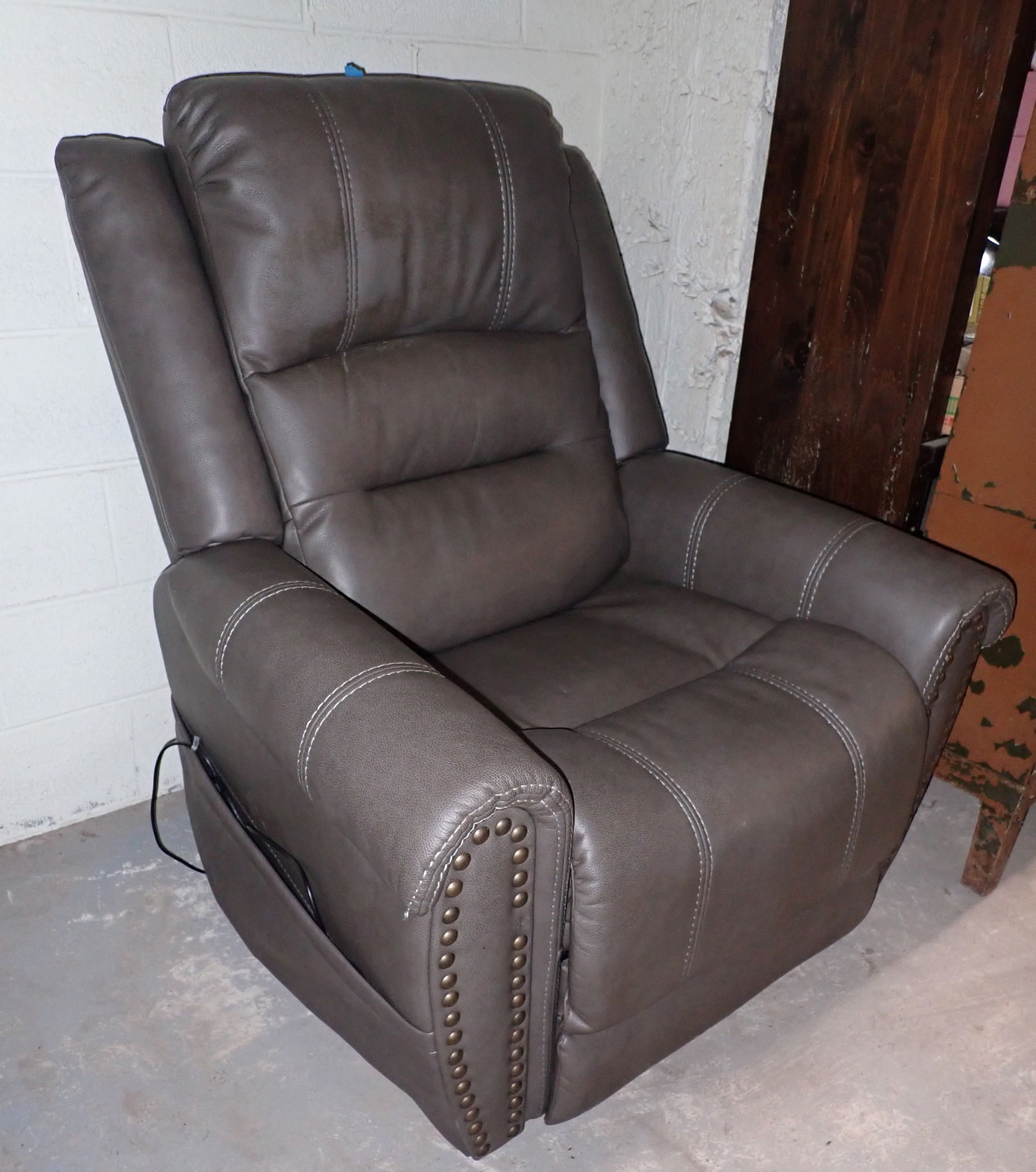Electric Recliner (1 of 3)