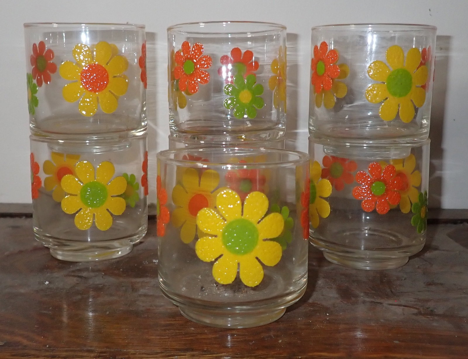 7 Vintage Juice Glasses: Approx 3" in diameter and 3 1/4" tall. Shipping available
