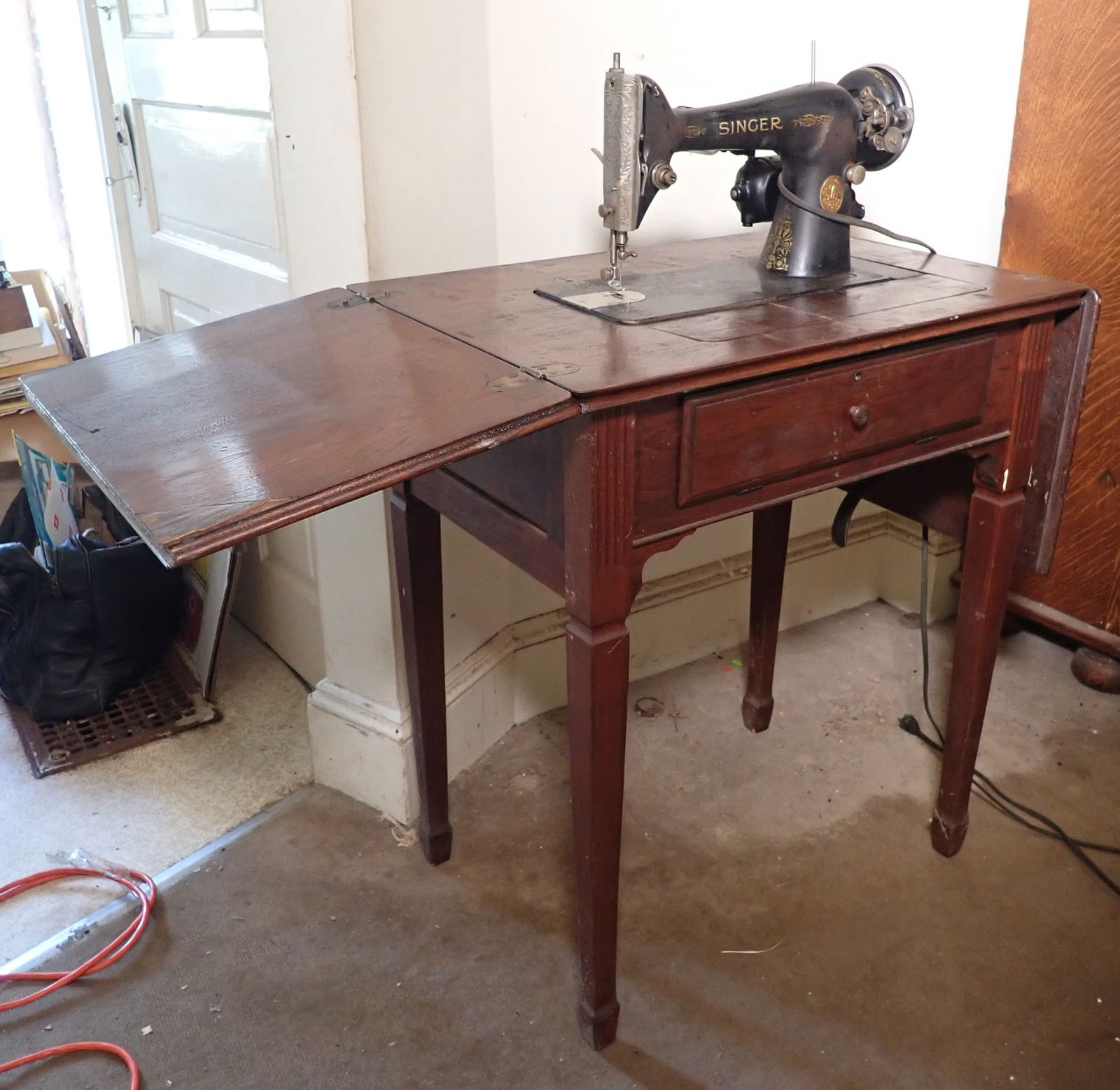 Singer Sewing Machine: Pick up at 9:30 am only ! No in house shipping !