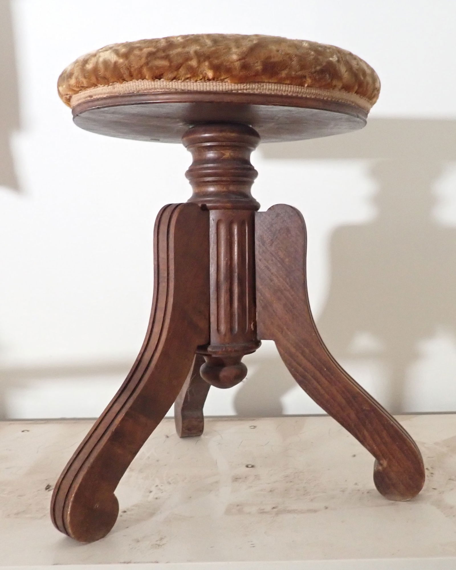 Piano Stool: Approx 14" in diameter and 18 1/2" tall. No in house shipping !