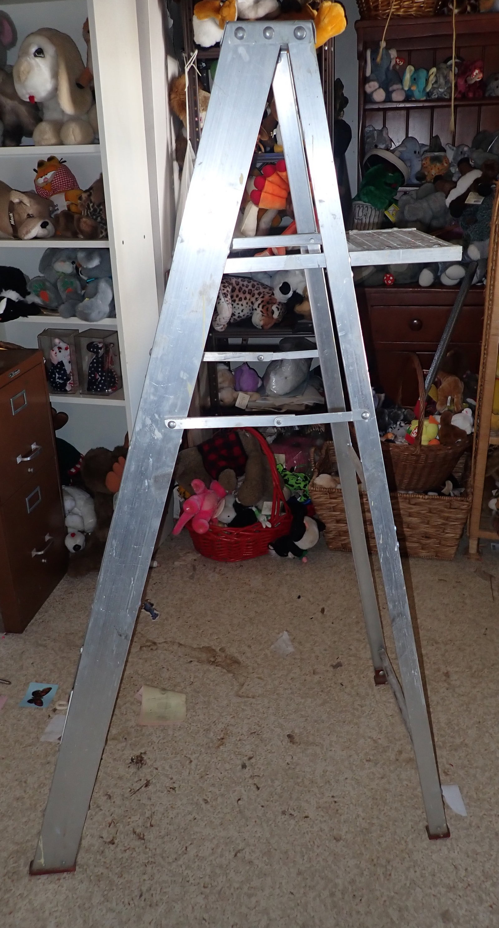 Alunimun Step Ladder: No in house shipping ! Buyer to remove from second floor.