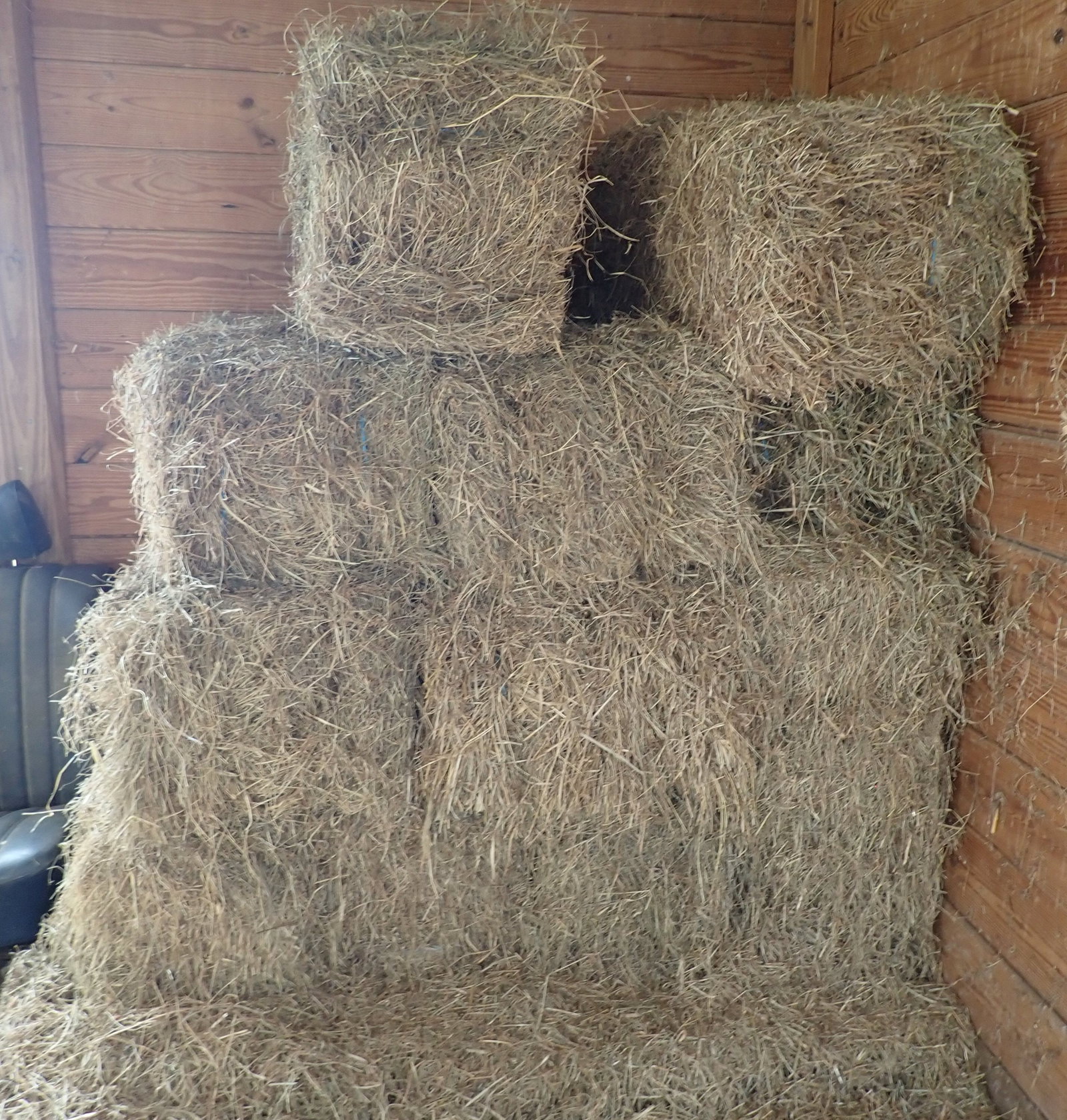 12 Bales of Hay: NO in house shipping !