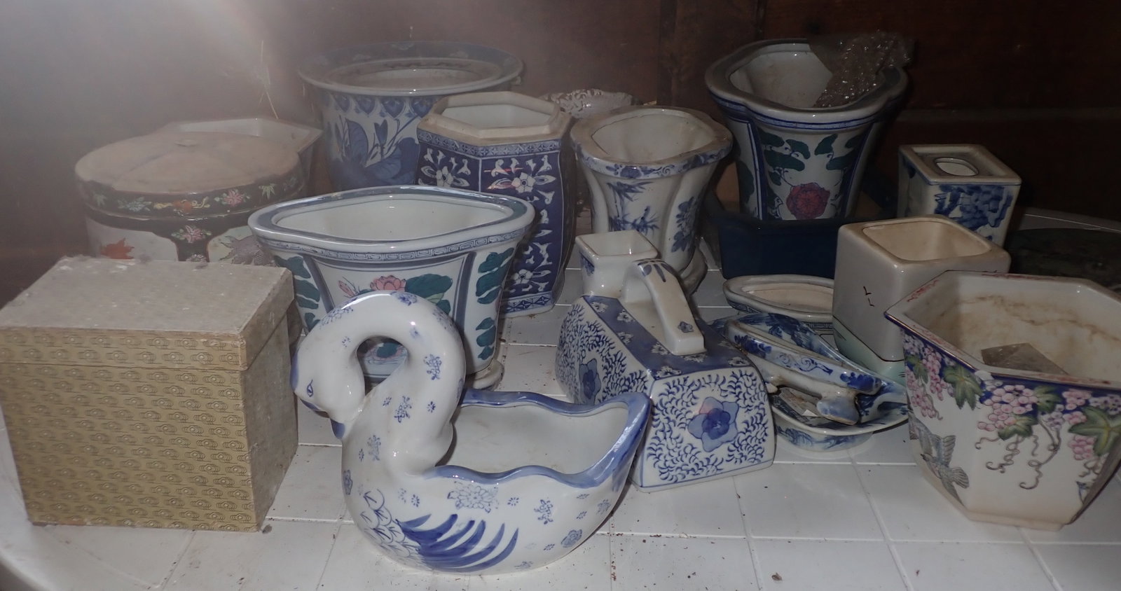 Table Contents of Chinese Porcelain incl Weil Ware: NO in house shipping !