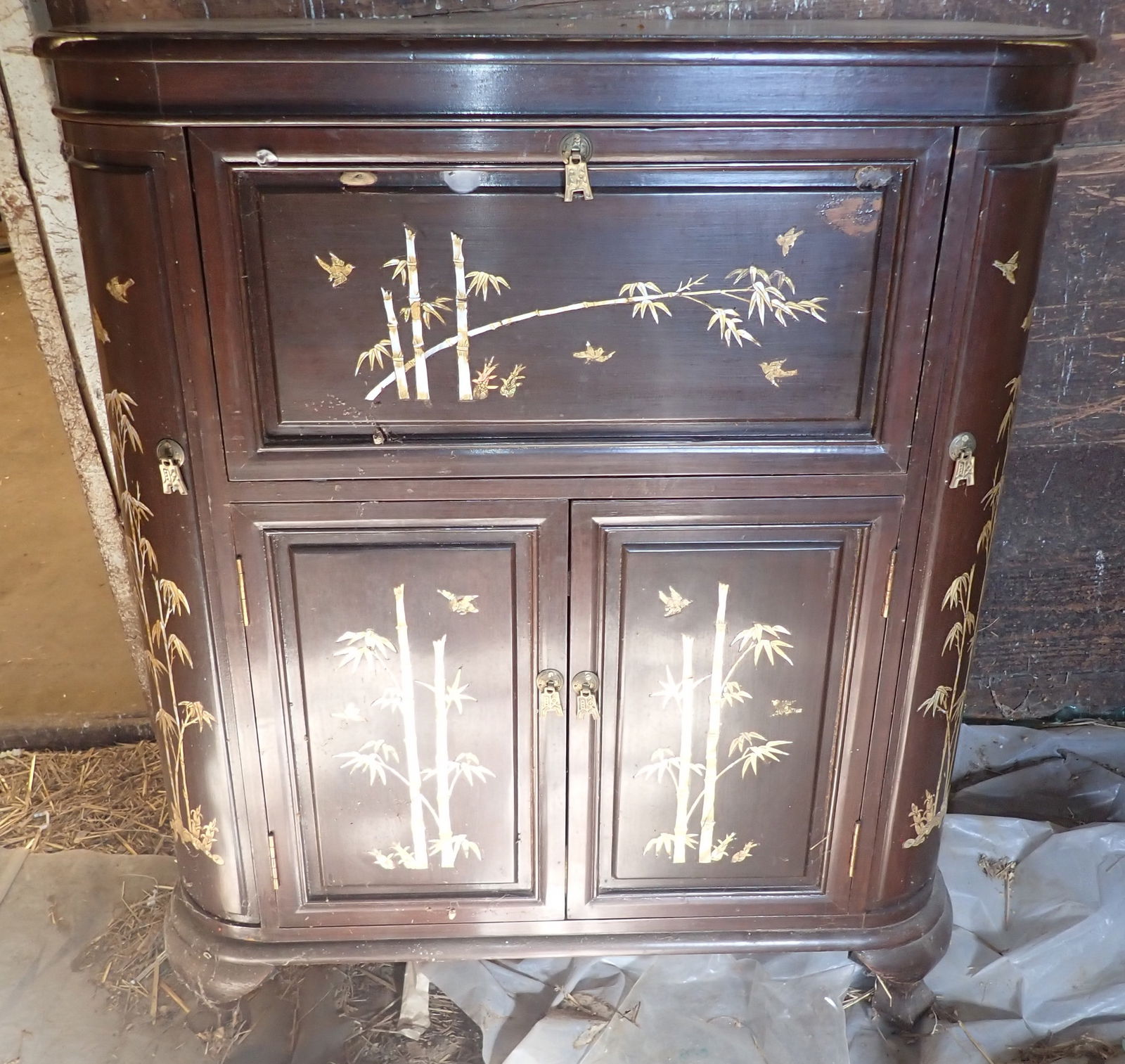 Chinese Liquor Cabinet: Apprx 16" x 33" x 39" tall. No in house shipping ! Bring help to remove !