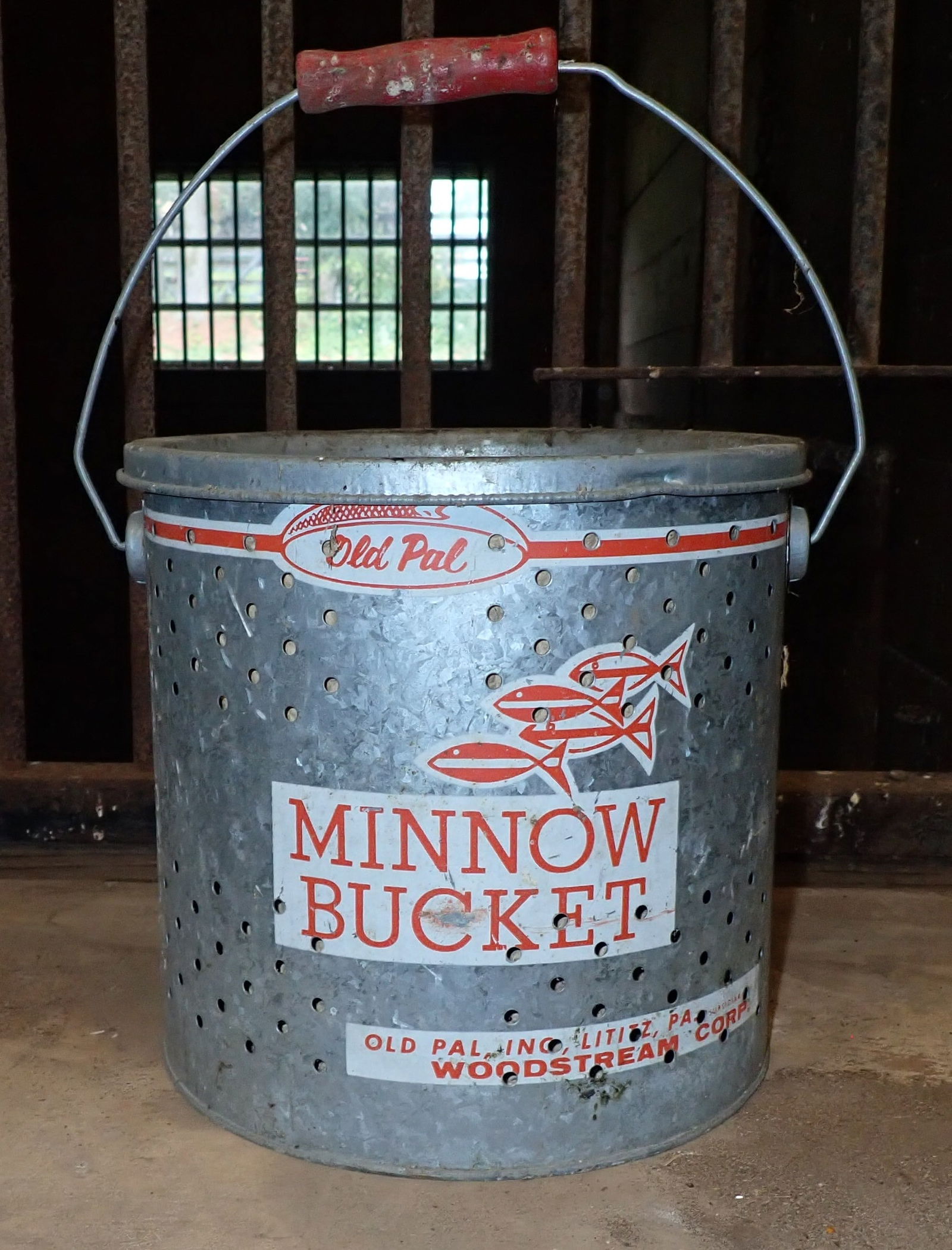 Old Pal 10qt Non Floating Minnow Bucket (1 of 5)