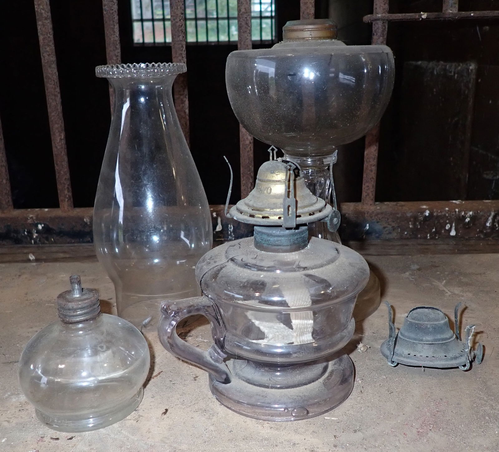 Oil Lamps , Chimney & Burner (1 of 3)