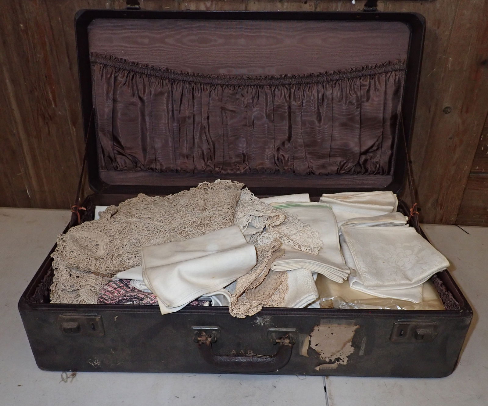 Suitcase w/ Napkins , Tablecloths & Misc (1 of 7)