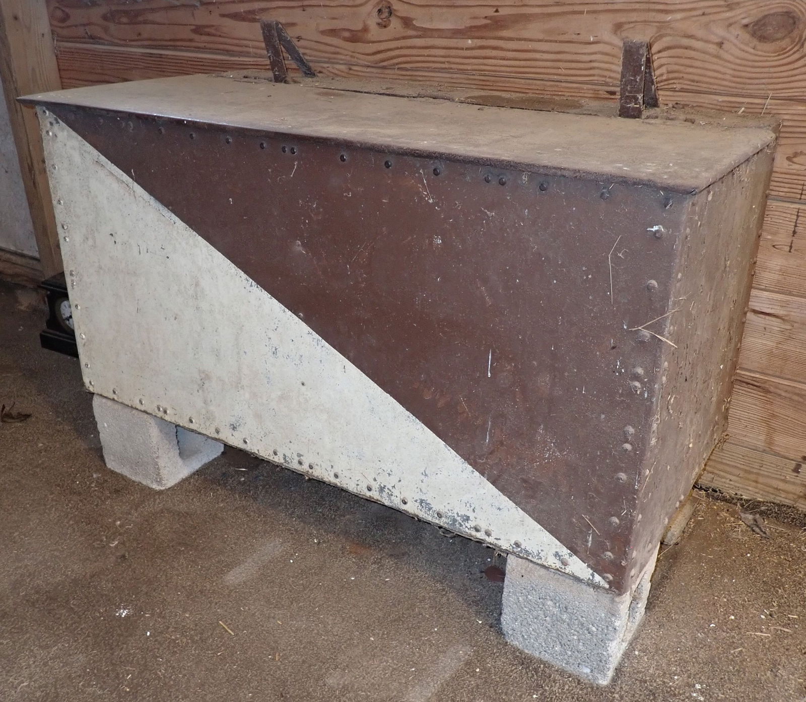 Metal Feed Box: Apprx 25" x 49 1/2" x 24 1/2" tall. No in house shipping ! Bring proper help to remove. It is heavy !