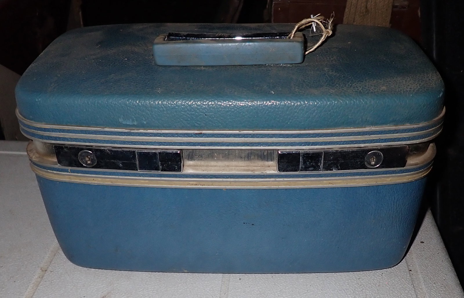 Vanity Travel Luggage: Apprx 8" x 14 3/4" x 8" tall. Shipping available