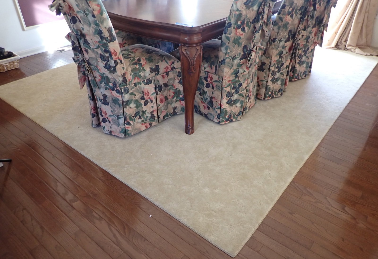Room Size Rug: Approx 9'x11'. Pick up after 3:30pm only ! No in house shipping !