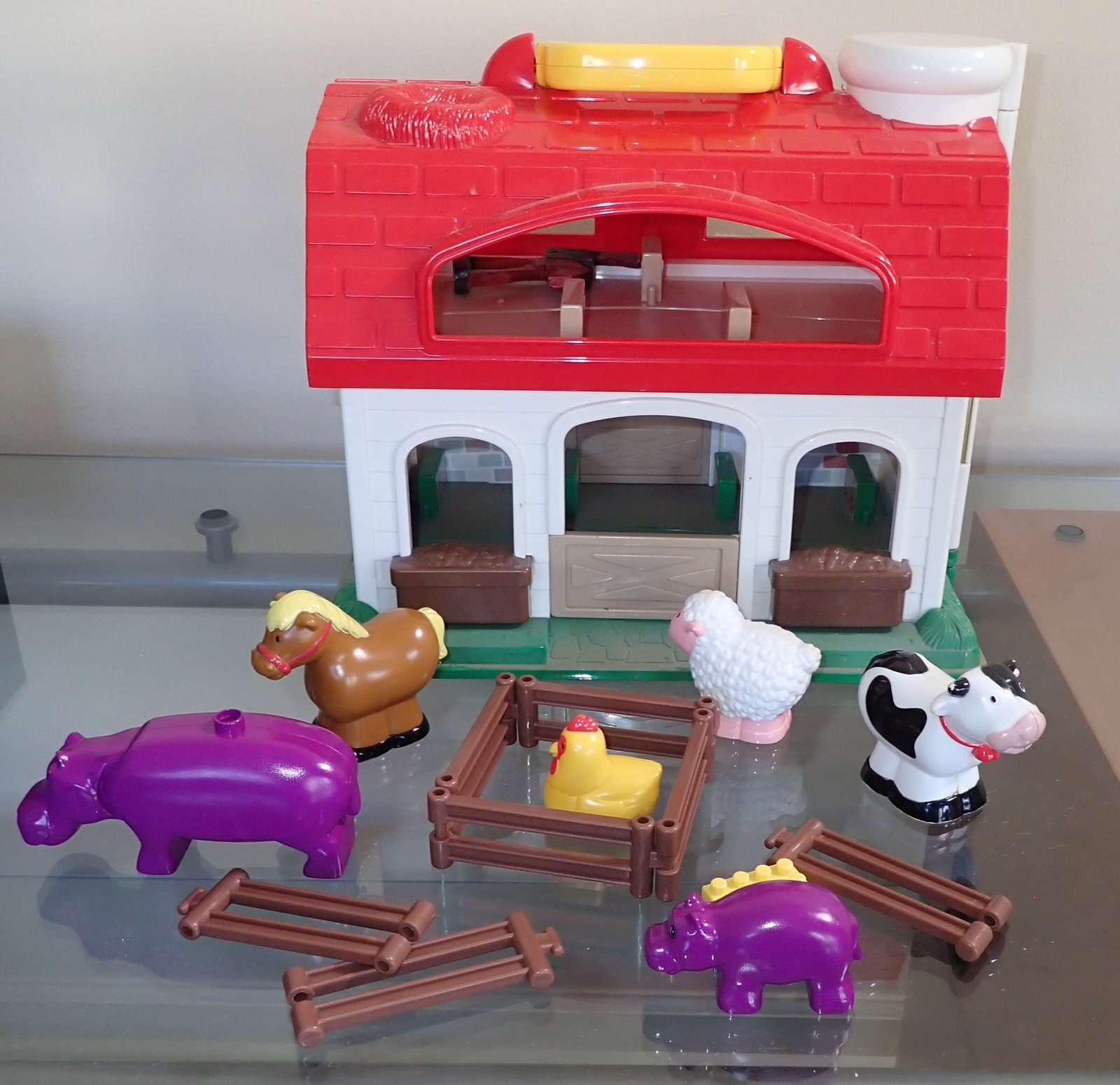 1999 Redbox Barn Playset: Barn is apprx 9" x 13" x 11" tall. Shipping available