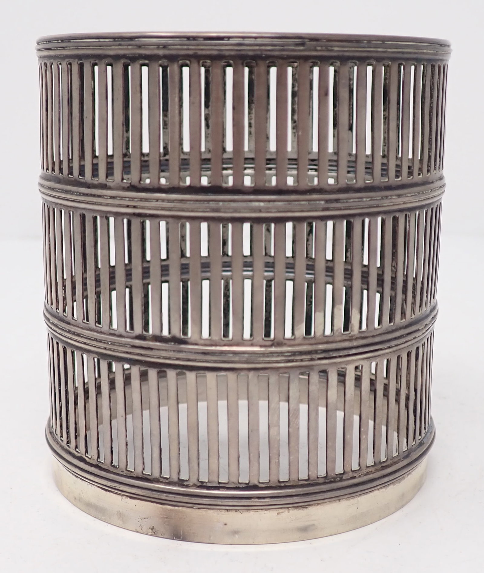 Sterling Silver Vase Holder: Approx 3 1/8" in diameter and 3 1/2" tall. Weighs apprx 70 grams. No in house shipping !