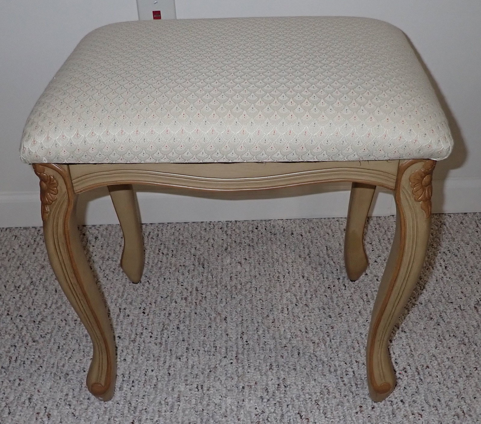 Vanity Bench: Approx 14 1/4" x 19 1/4" x 20 1/2" tall. No in house shipping !