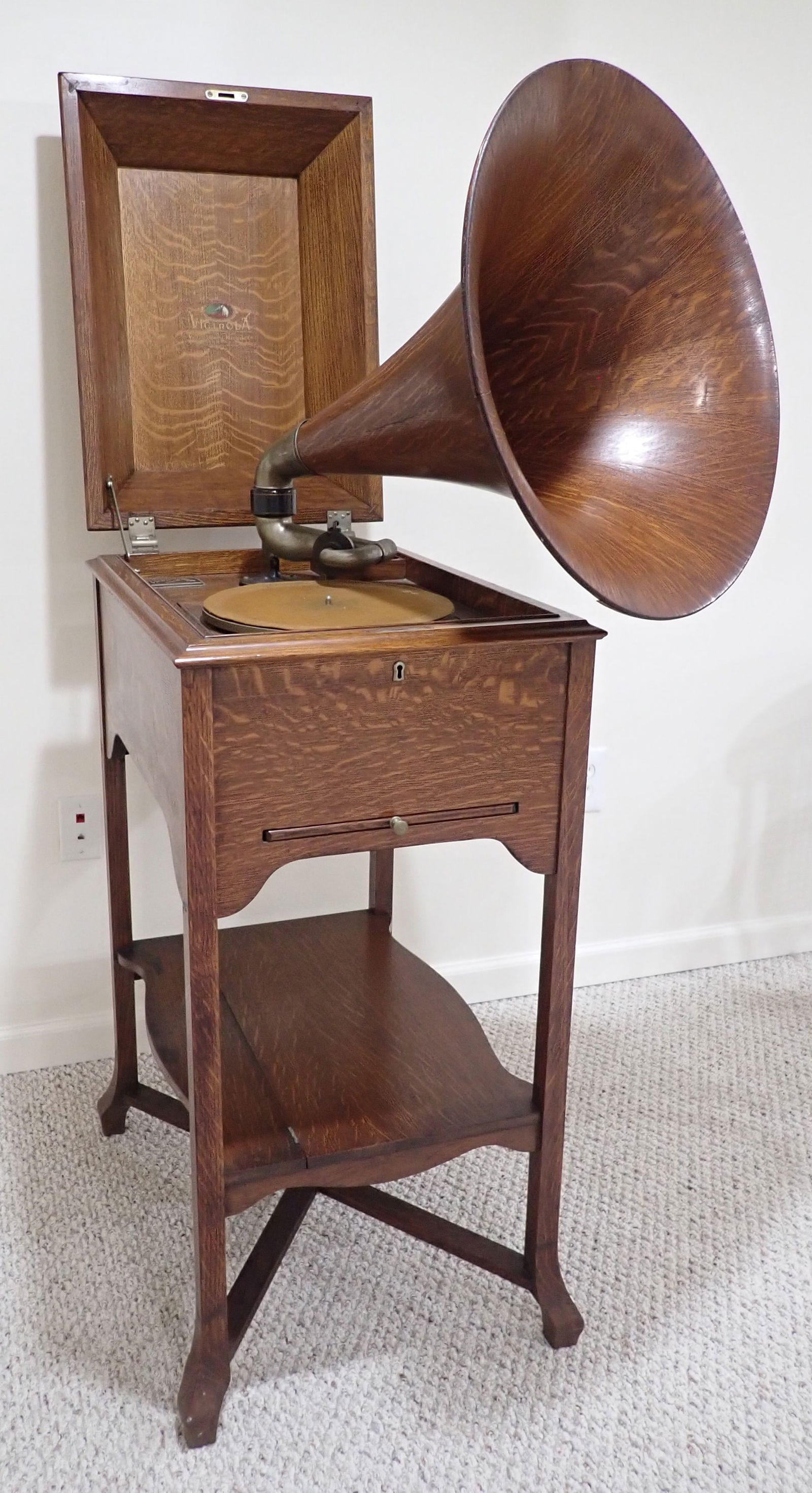 Victor Schoolhouse Disc Phonograph (1 of 20)