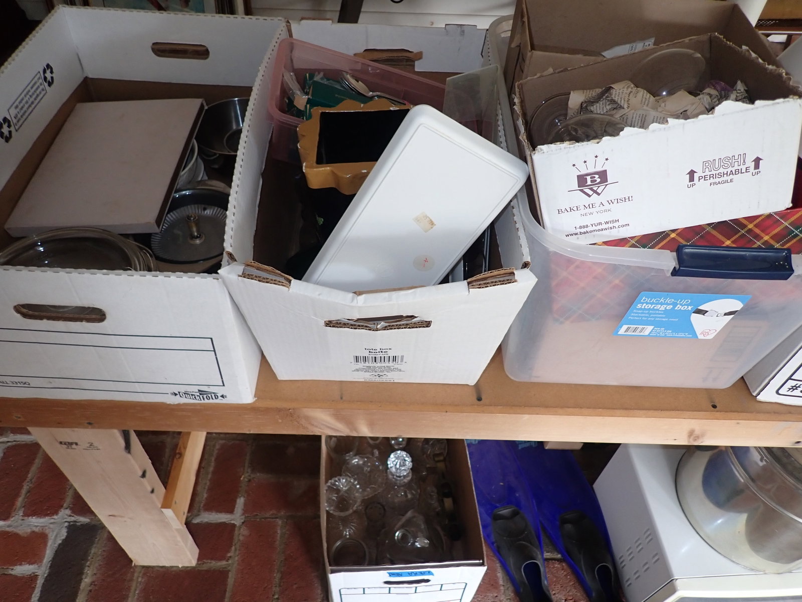 Contents of Table: Lot includes all on and under table. Lincoln Log tin is empty. NO in house shipping !