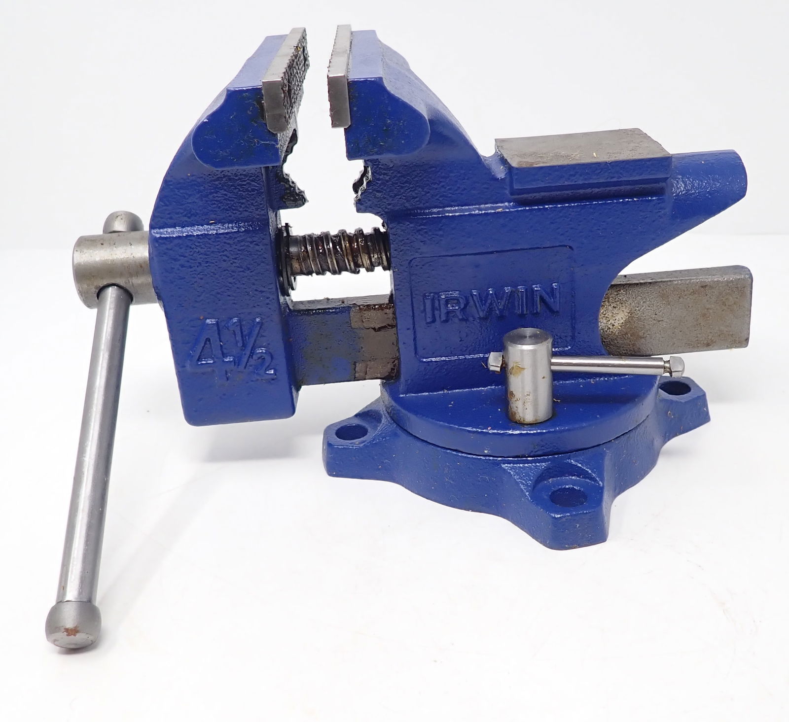 Irwin 4 1/2" Swivel Bench Vise (1 of 3)