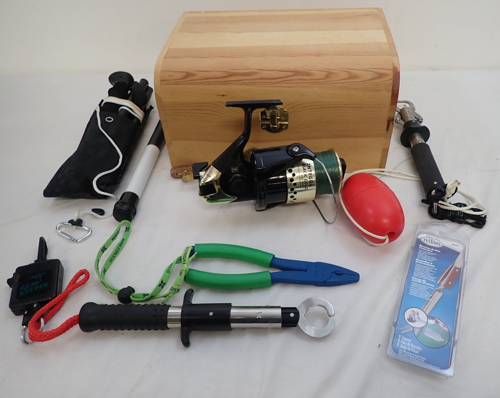 Jarvis Walker Reel Fish Grabbers & Misc: Fishing reel is model 8500. Wood box is approx 11" x 14" x 7 1/4" tall. Shipping available