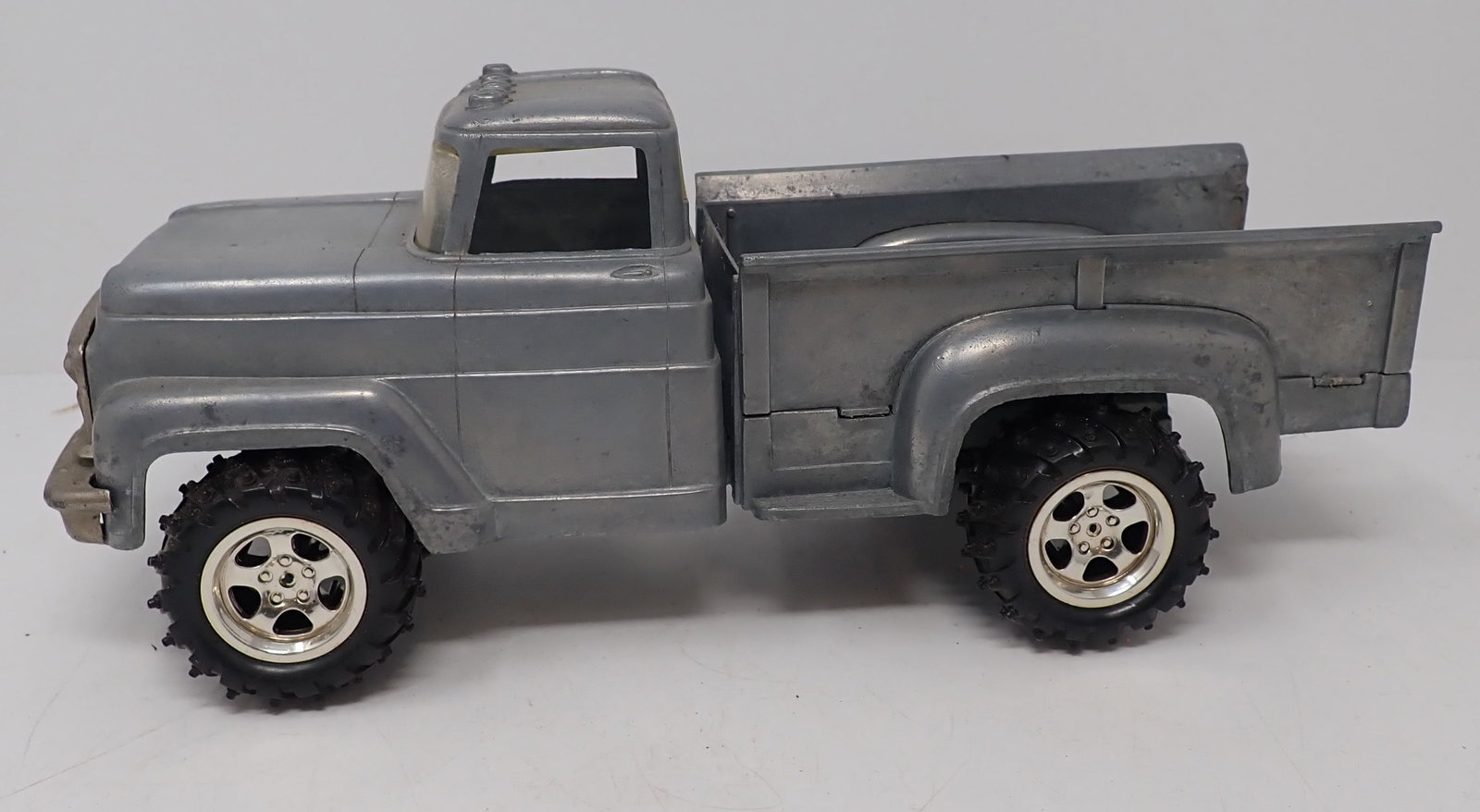 Hubley Pick up Truck: Apprx 11 1/2" long. Shipping available