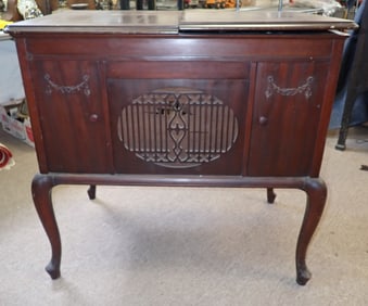 Brunswick Model Y 0 Phonograph w/ Records