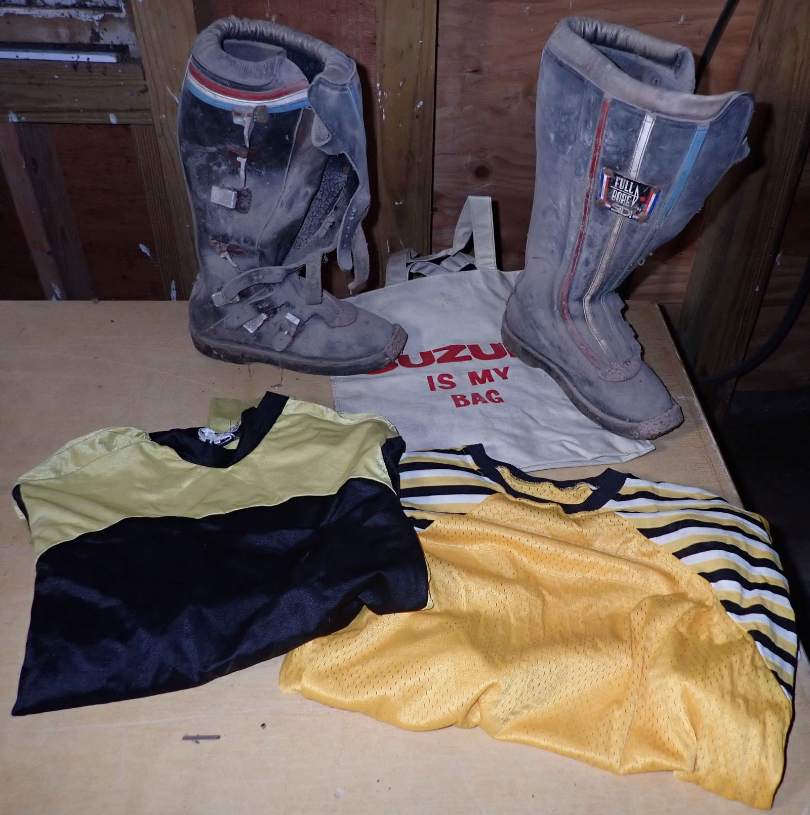 Sidi Full Bore Motorcycle Racing Boots & Jerseys: Also includes Suzuki bag. Shipping available