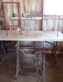 Singer & 2 Metal Stands