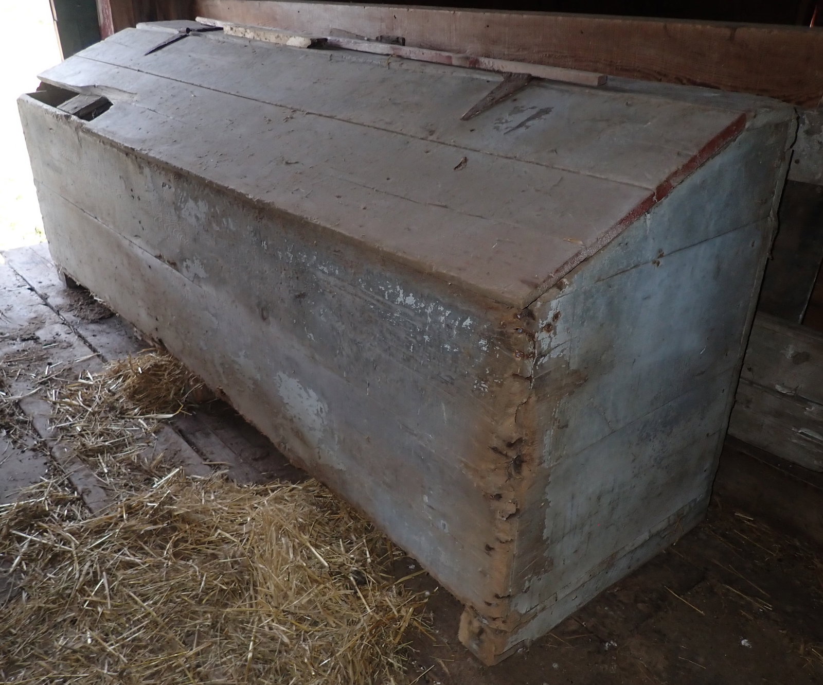 Feed Box: Apprx 27" x 94 1/2" x 35" tall. No in house shipping ! Bring help to load.