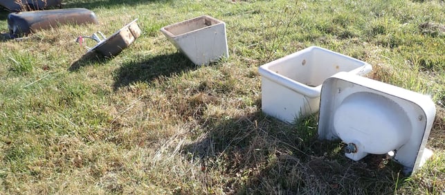 4 Farmhouse Sinks & Bath Tub