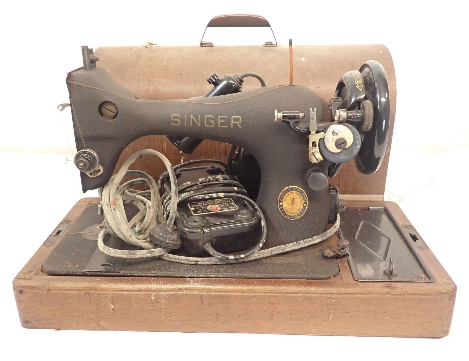 Singer Table Top Sewing Machine (1 of 7)