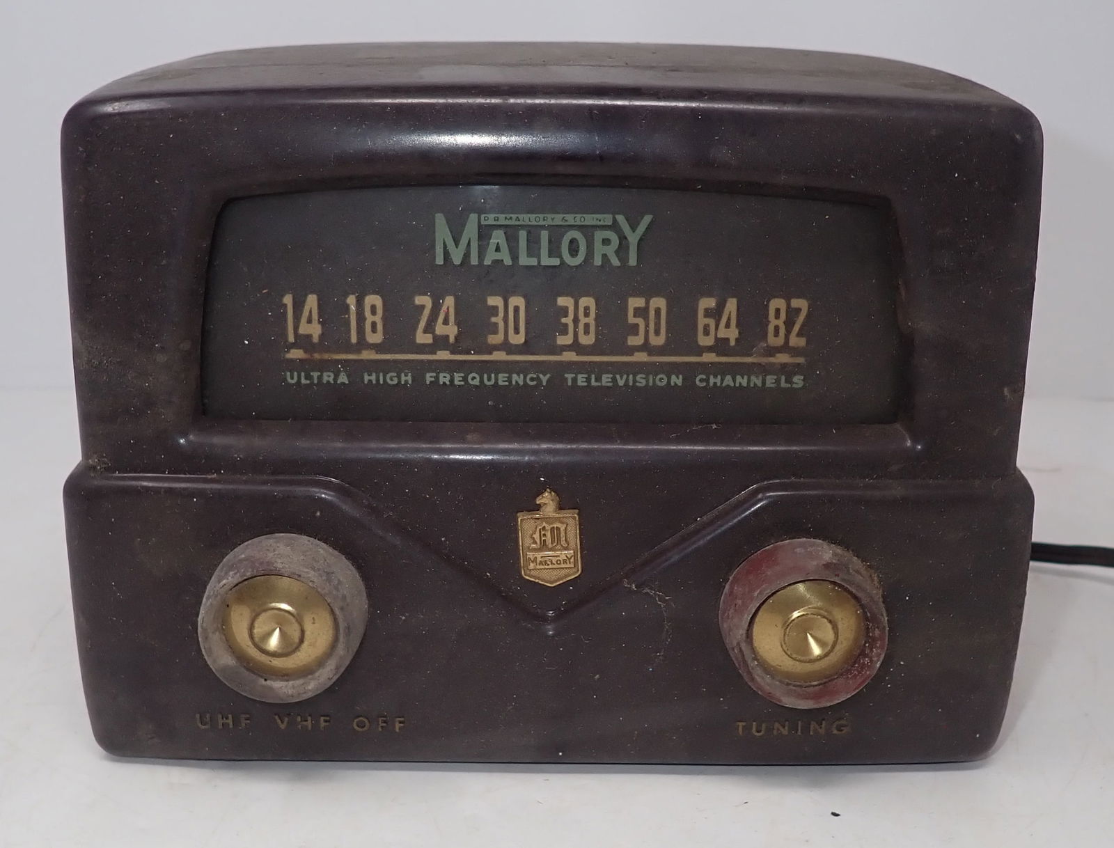 Mallory Bakelite Radio: Apprx 4 5/8" x 7 5/8" x 5 3/4" tall. Shipping available