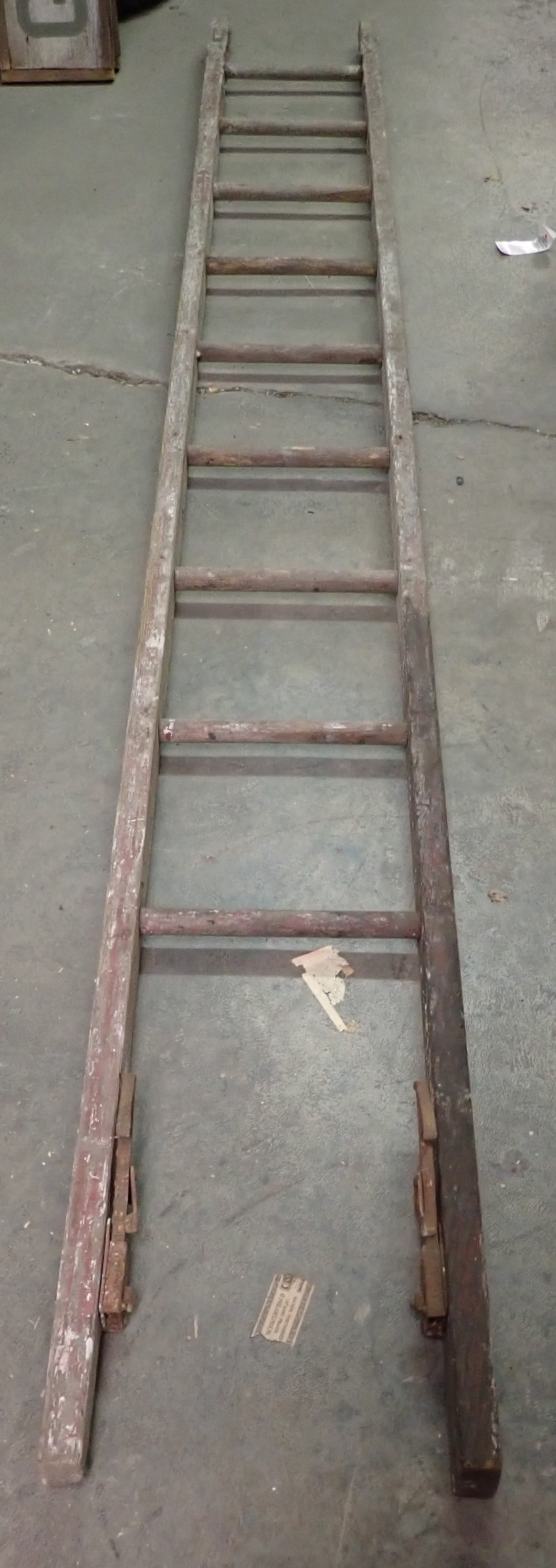 Wooden Ladder: No in house shipping !