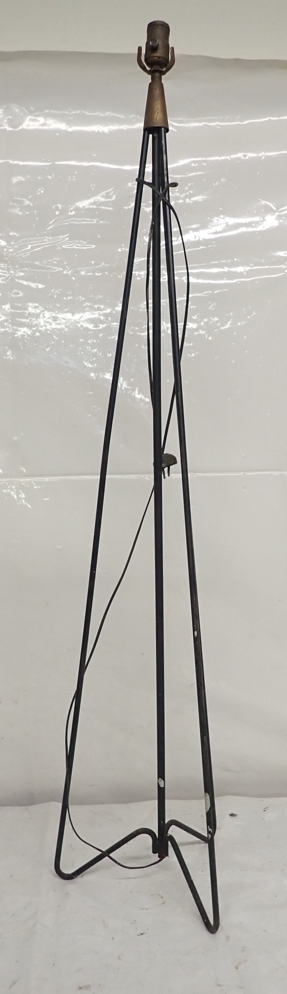 Mid Century Modern Floor Lamp: Approx 51 1/2" tall. No in house shipping !