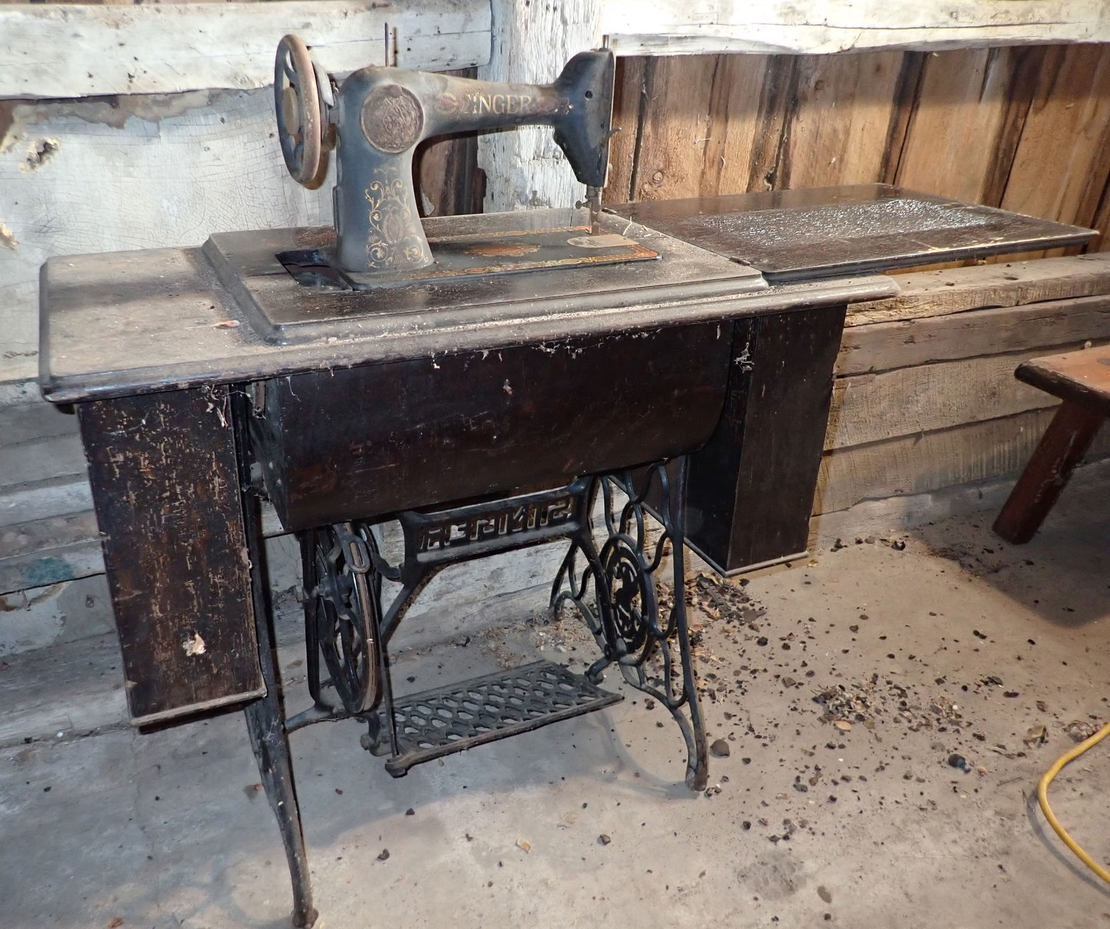 Singer Treadle Sewing Machine (1 of 8)