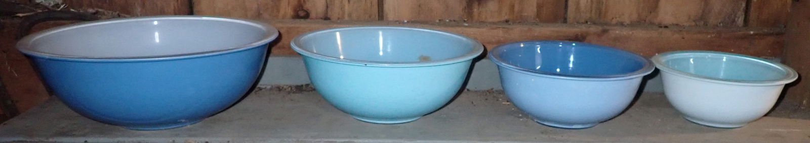 4 Pyrex Nesting Mixing Bowls: Largest is apprx 11 3/4" in diameter and 4 1/4" tall. Shipping available ($20 handling charge, plus postage)