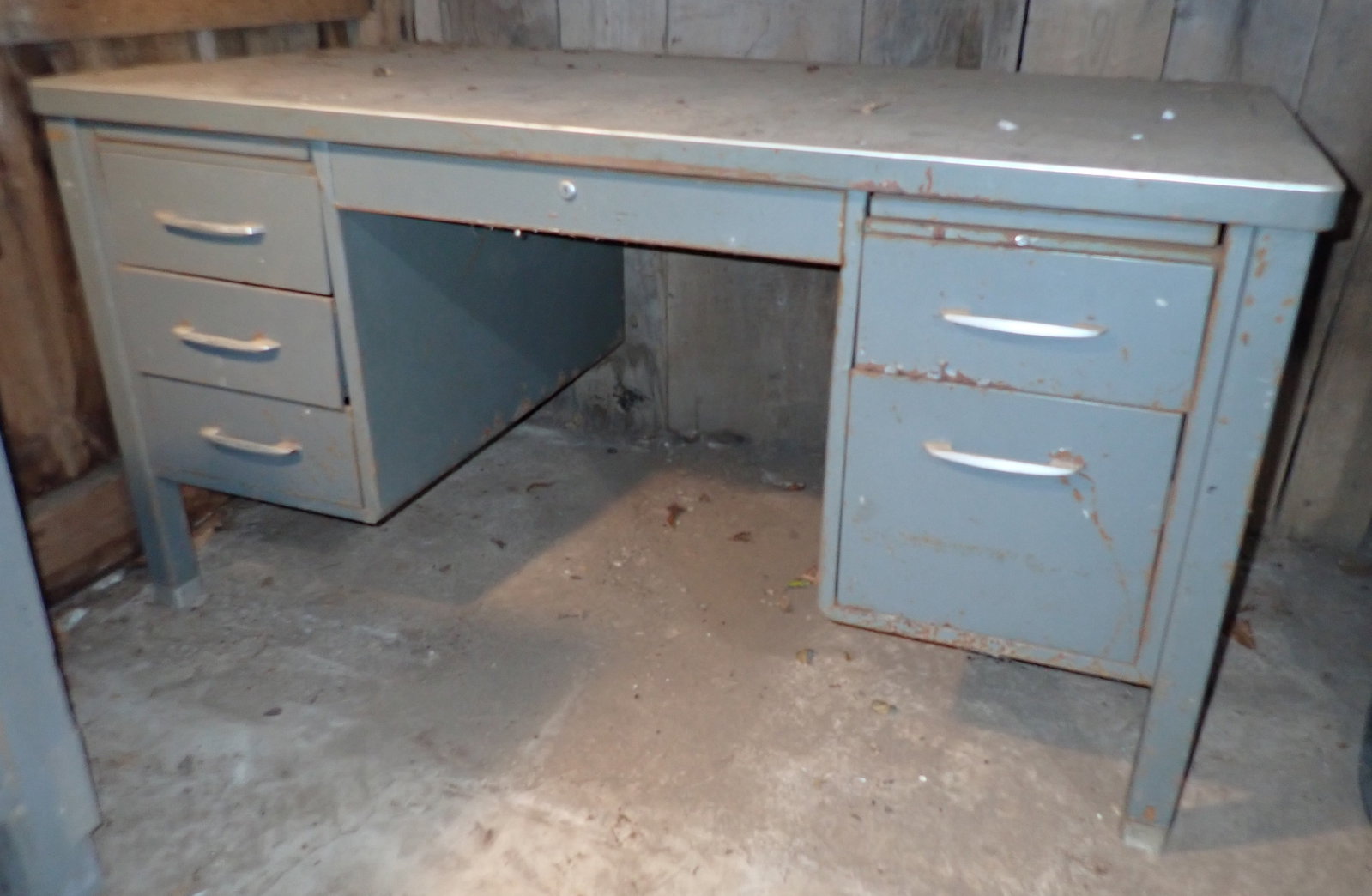 Metal Office Desk: Apprx 34" x 60" x 30 1/2" tall. Pick up AFTER 2pm only ! No in house shipping ! Bring help to load !