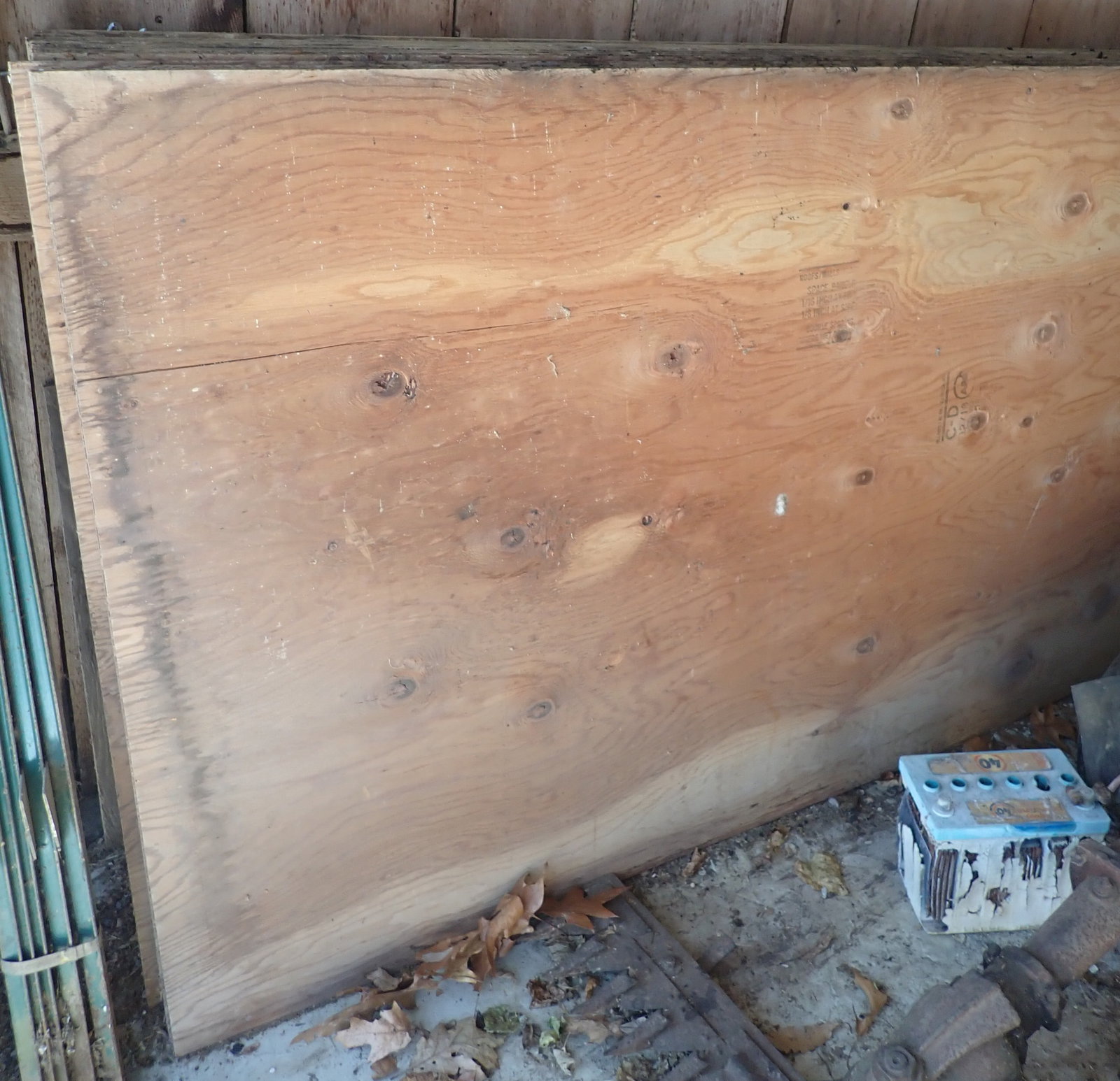 12pcs 1/2" & 3/4" Plywood: There are 4 pieces of 1/2" and 8 pcs of 3/4". No in house shipping !