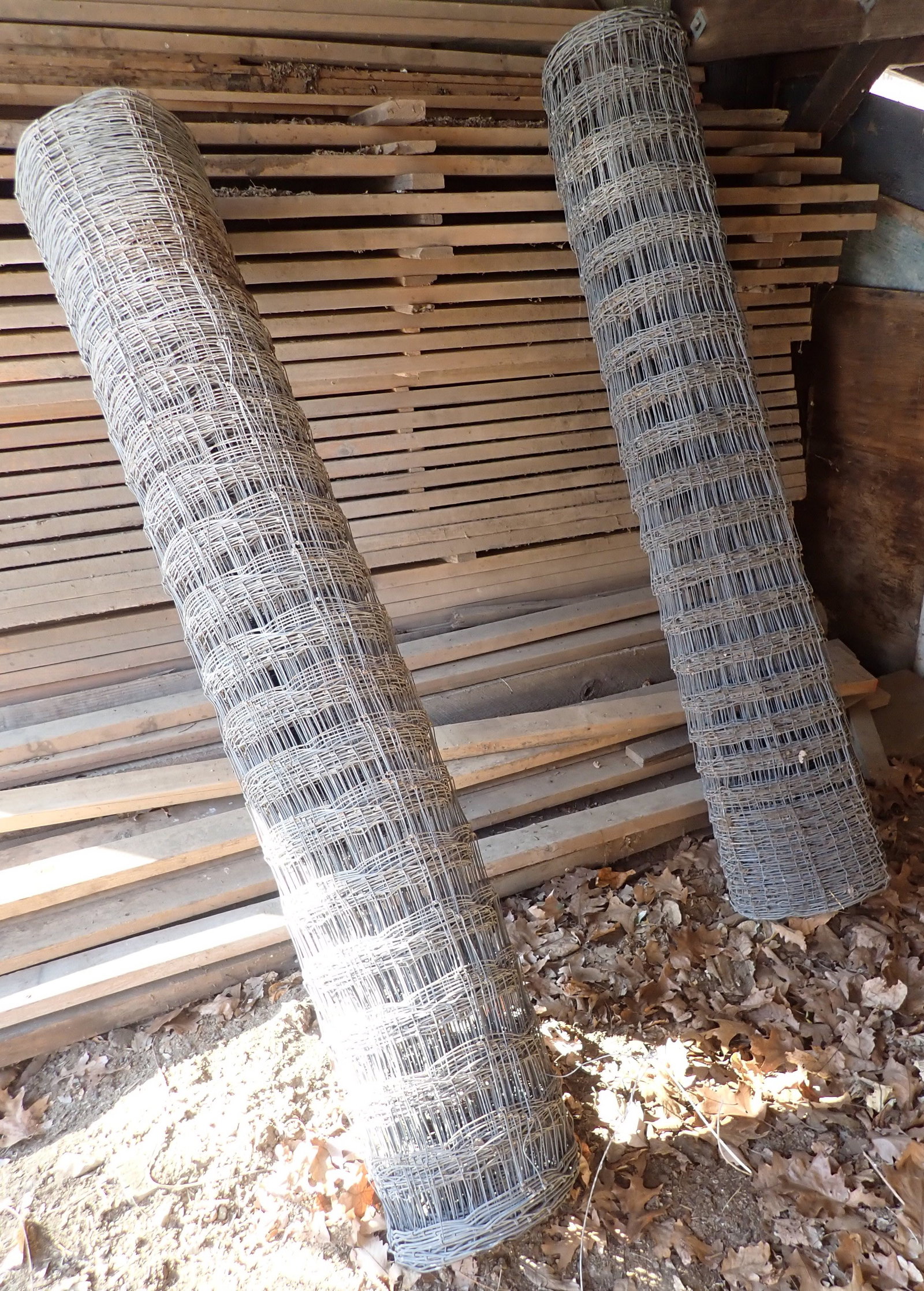 5 Rolls of Fence: (2) 4' , (1) 5' , & (2) 6'. No in house shipping ! Bring help to remove !