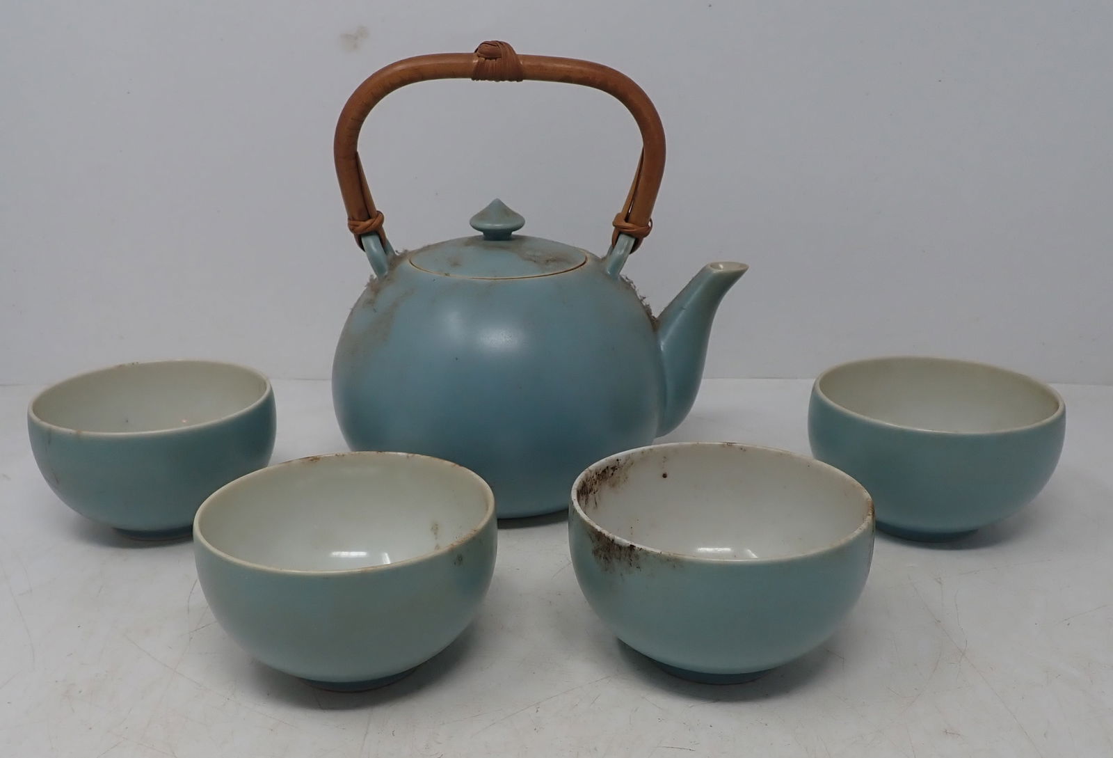 Chinese Porcelain Teapot & Cups: Teapot is apprx 4 3/4" tall ( to top of lid). Shipping available