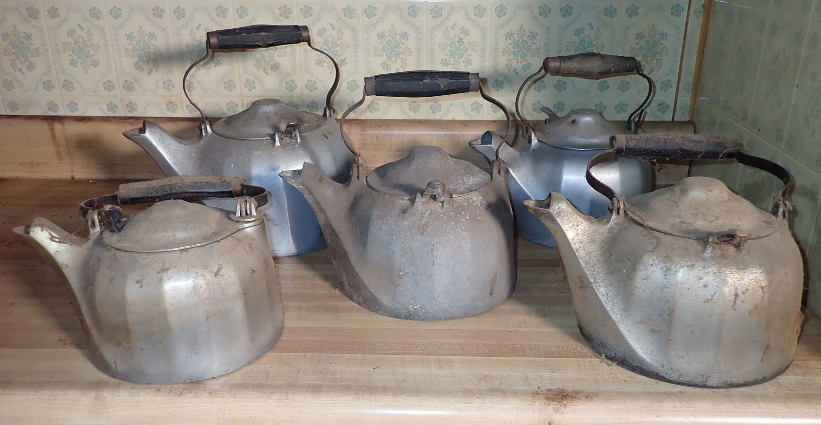 5 Wagner Aluminum Tea Kettles: There is 9A , 7 , 7B , 106B , & 115 . No in house shipping !