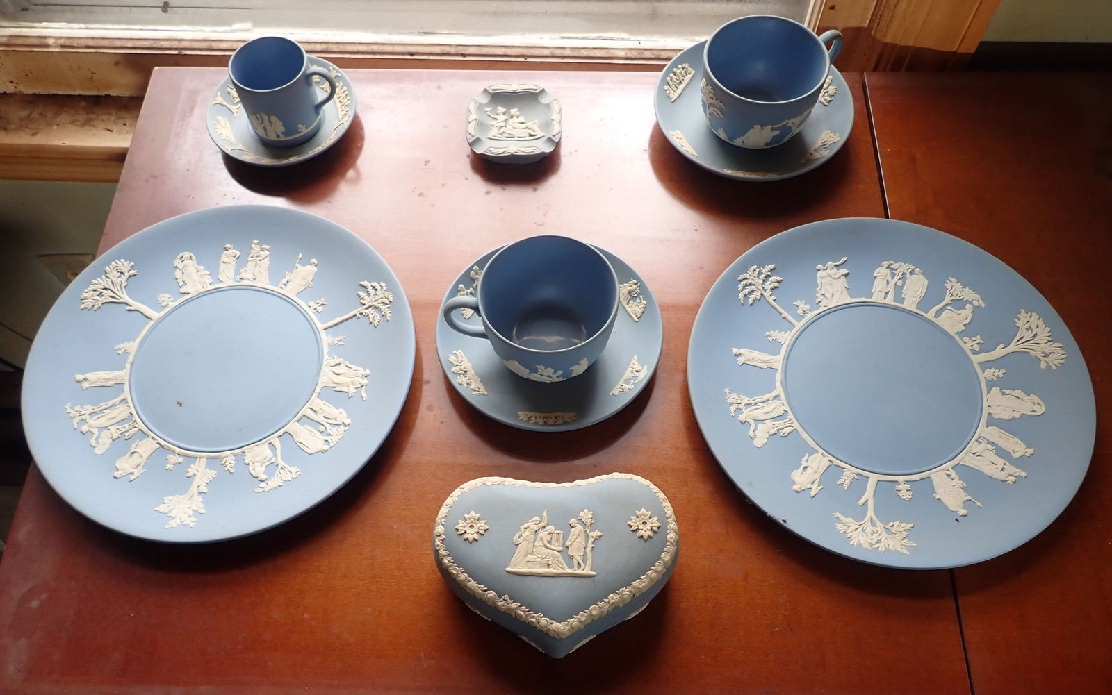 Wedgwood Plates , Cups / Saucers , Vanity Box & Misc (1 of 5)