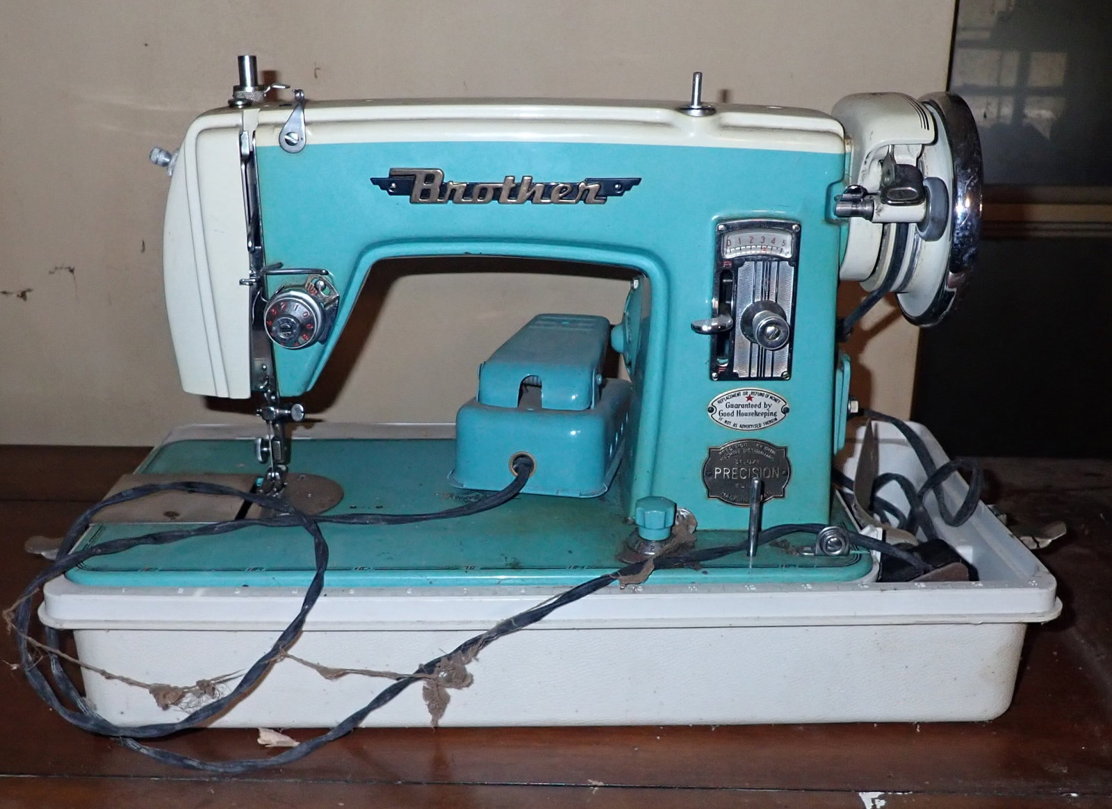 Brother Precision Sewing Machine (1 of 3)