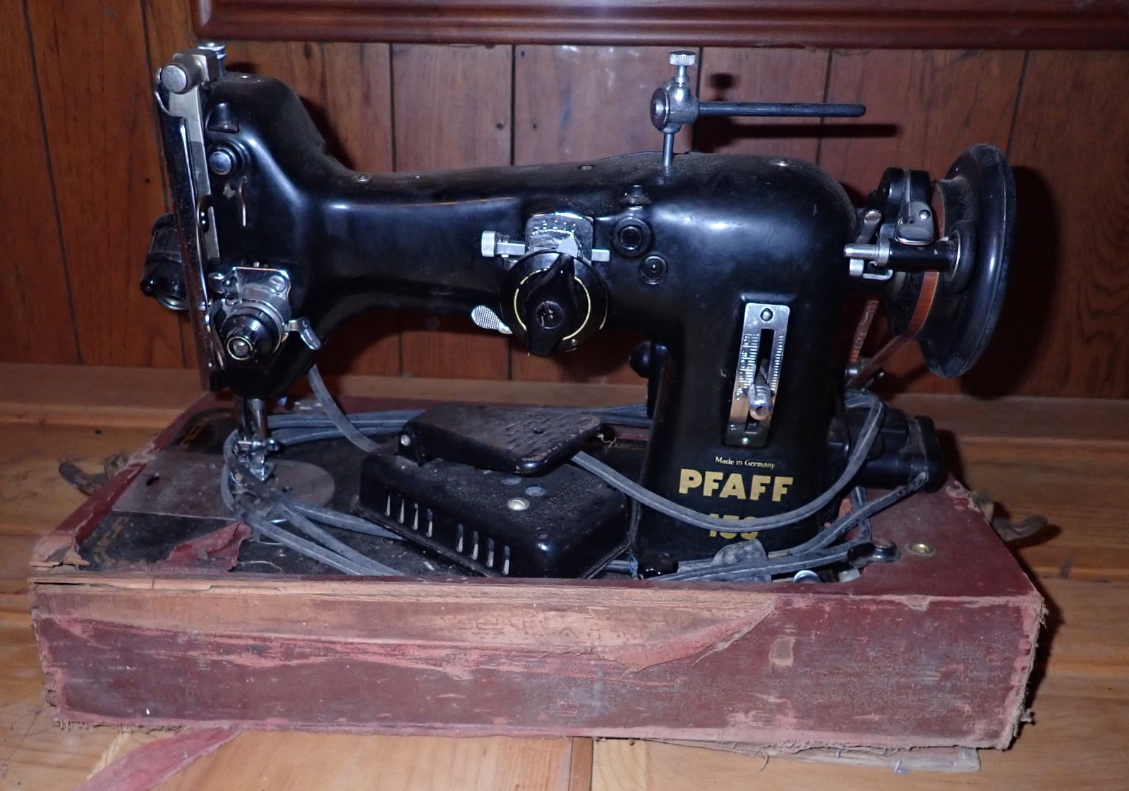 Pfaff 130 Sewing Machine (1 of 8)