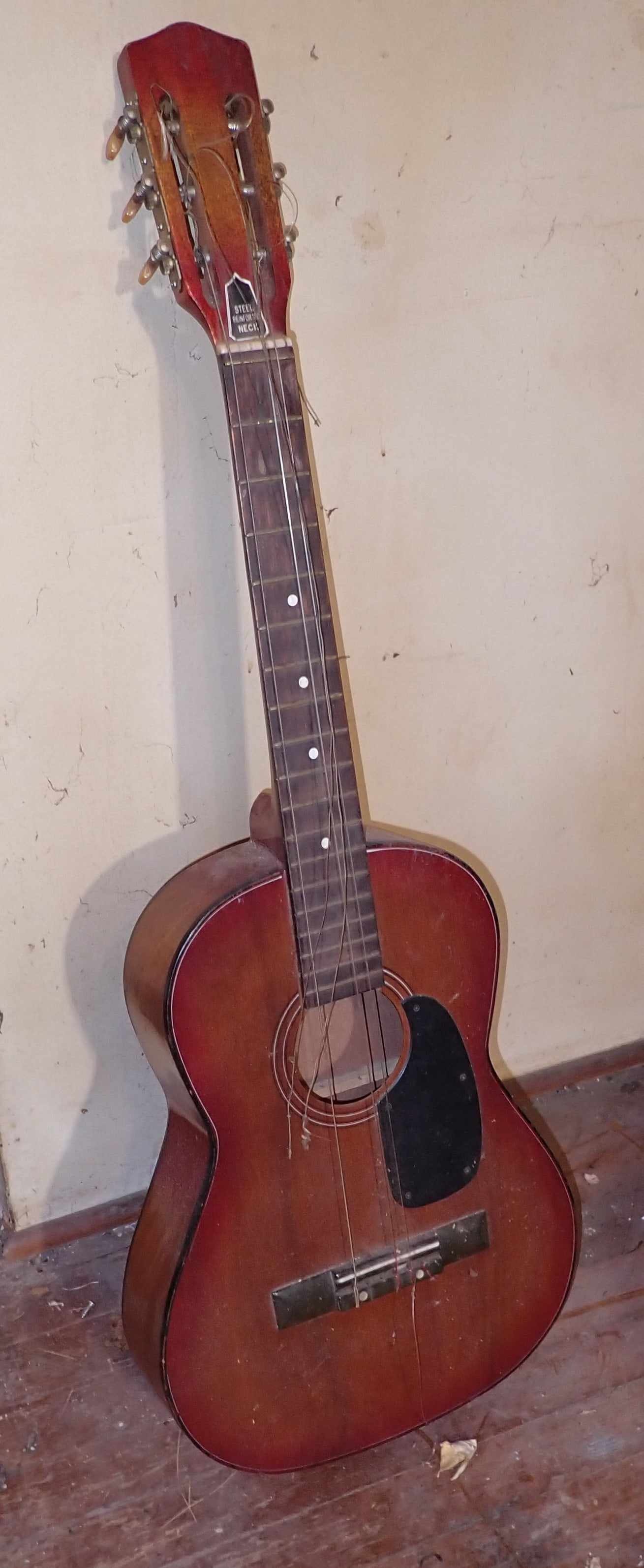 Guitar: Apprx 13" x 36". No in house shipping !