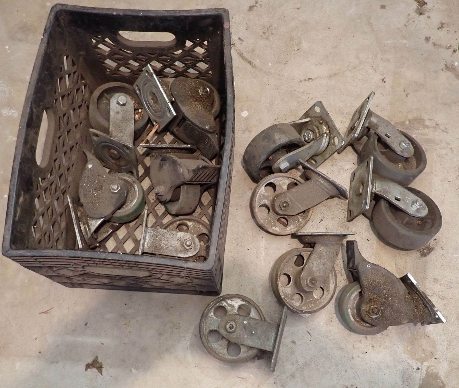 Cast Iron & Plastic Casters: Largest are apprx 5" in diameter. No in house shipping ! Pick up before 3pm !