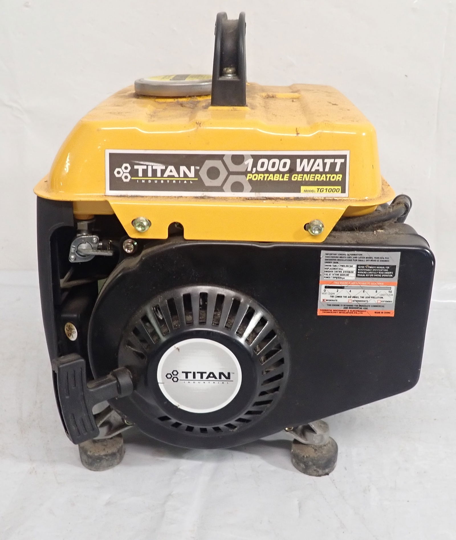 Titan 1000 Watt 2 Stroke Generator (1 of 3)
